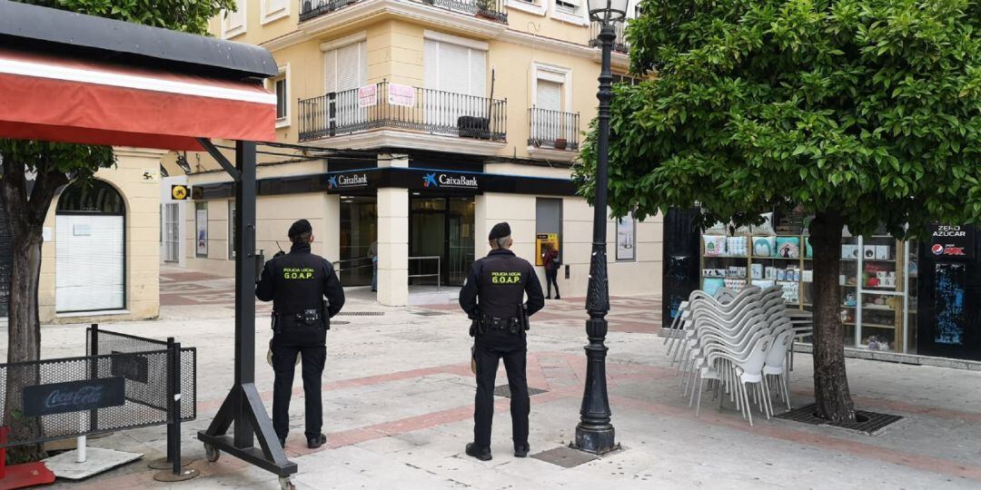 Dos agentes del GOAP en Los Barrios.