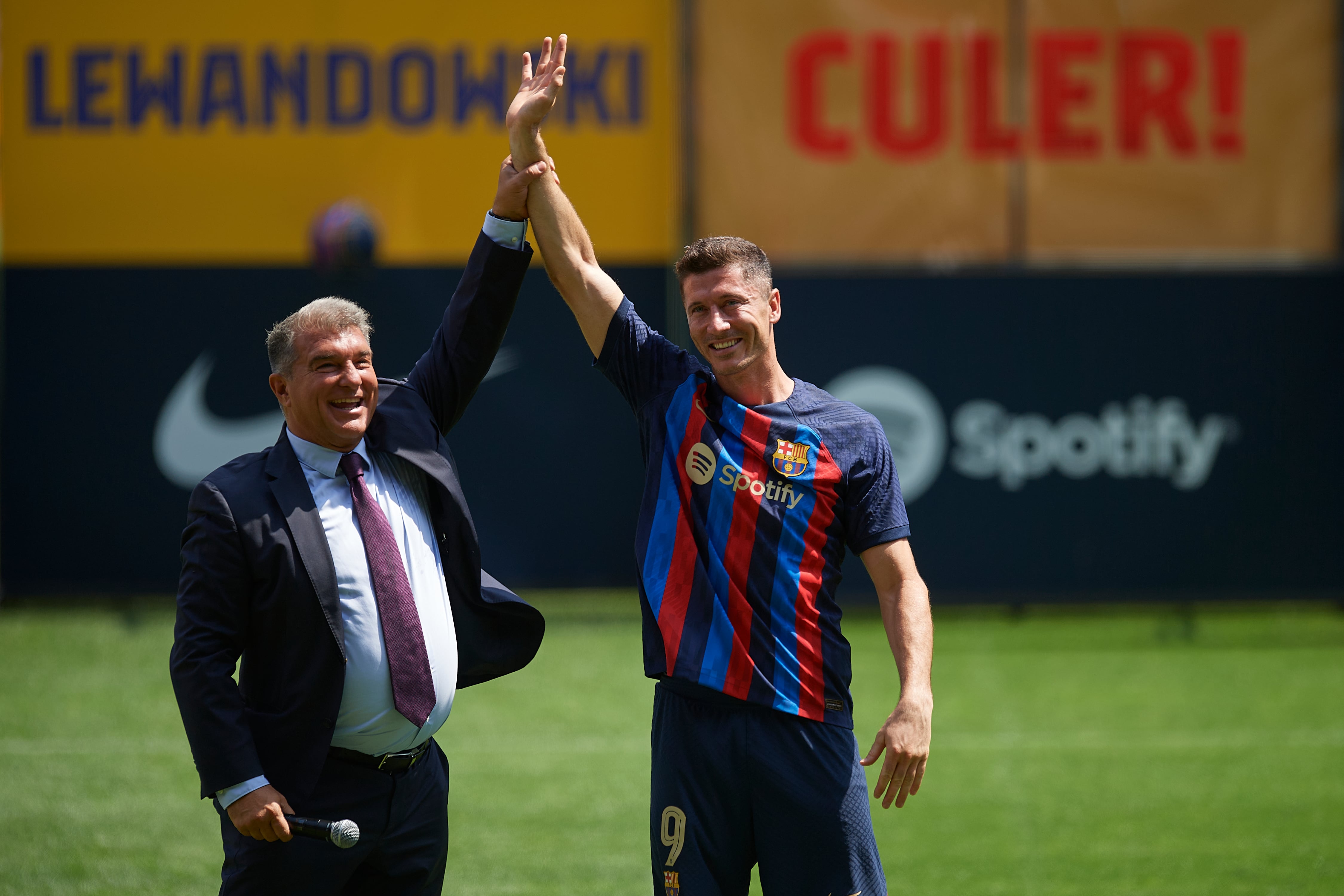 Robert Lewandowski y Joan Laporta, durante la presentación del delantero polaco con el Barça