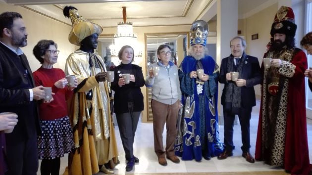 Los Reyes Magos con miembros del equipo de gobierno del ayuntamiento de Oviedo