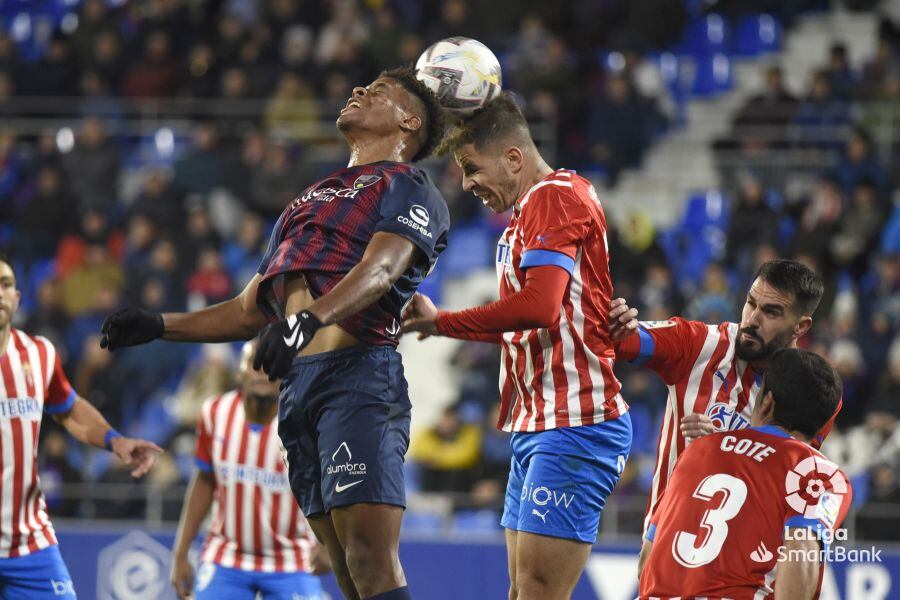 Una disputa aérea en el Huesca-Sporting.