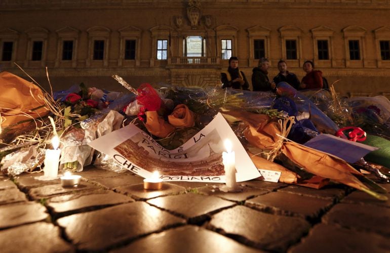 Flores y velas en memoria de los fallecidos. 