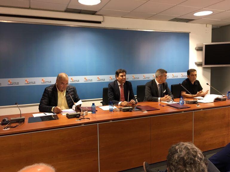 Representantes de la Junta y de los sindicatos