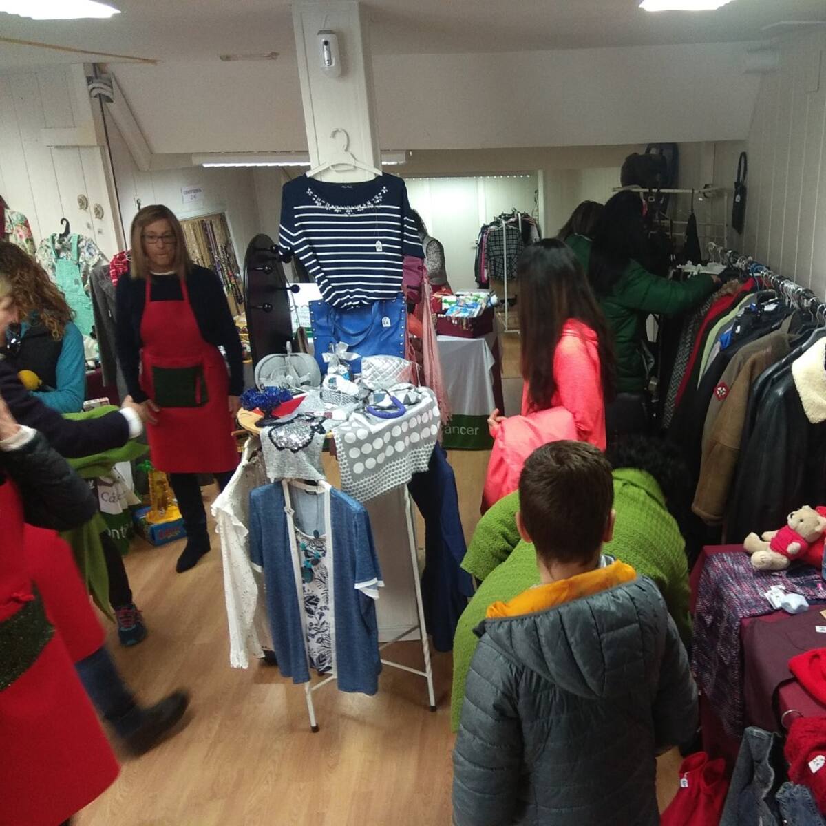 El Mercadillo Solidario de la AECC en Graus vuelve a abrir sus puertas