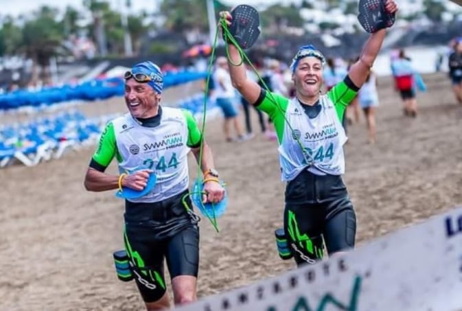 Junto a su pareja practicando swimrun en Lanzarote