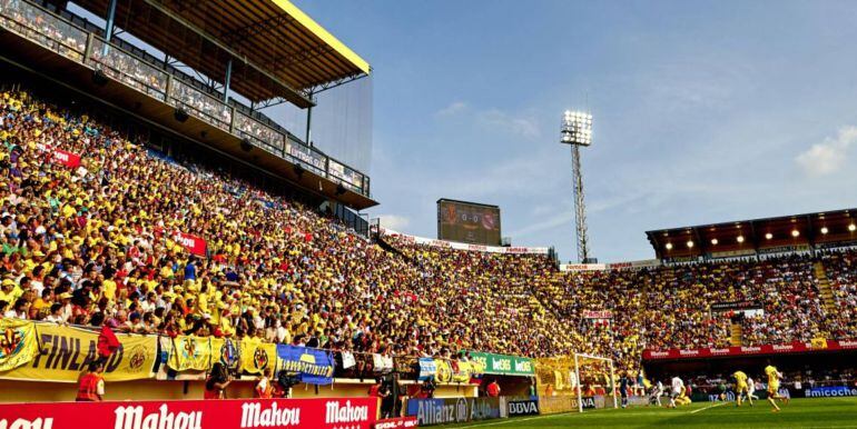 La afición disfruta del fútbol en El Madrigal