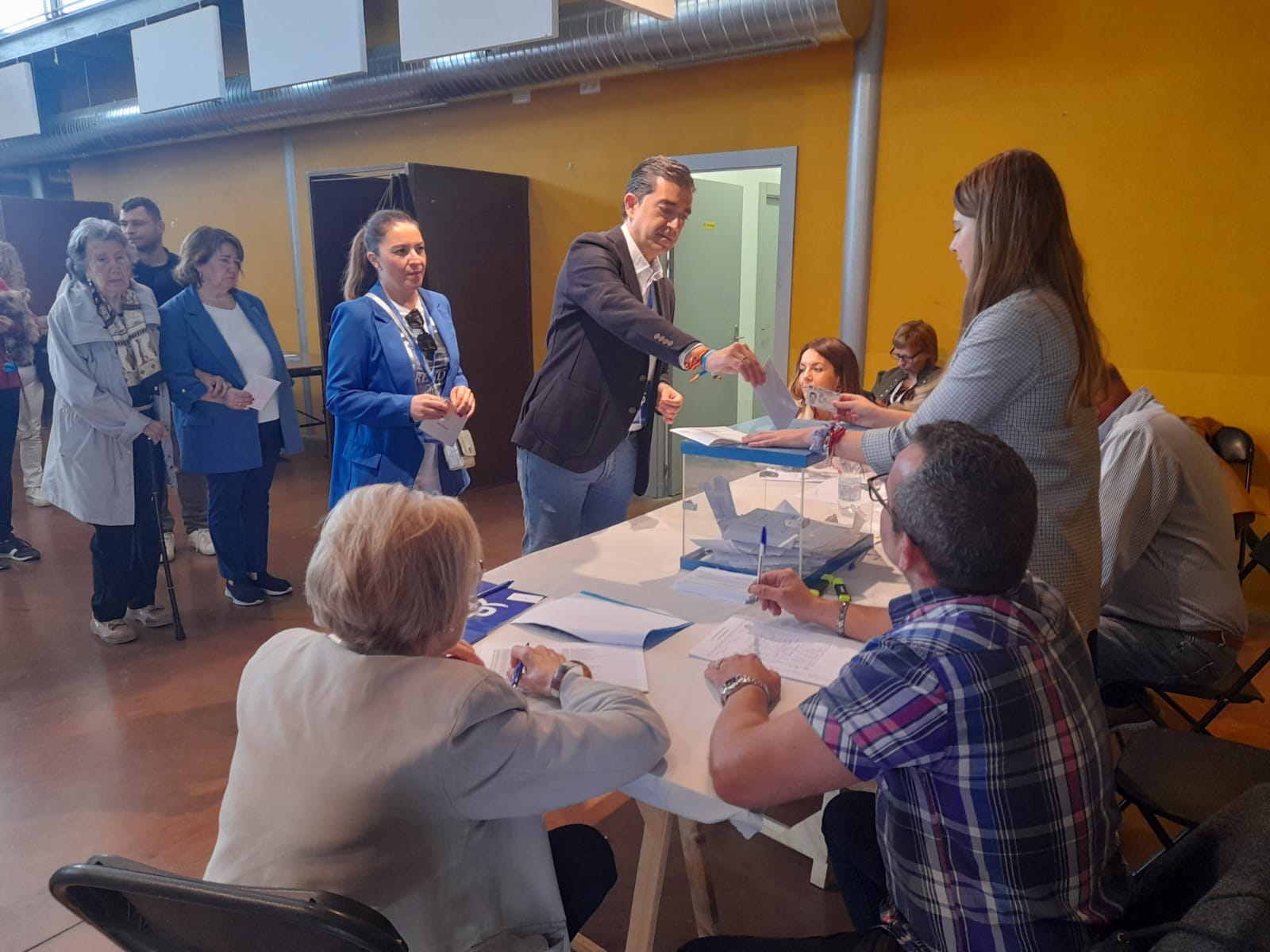 Votación en un colegio electoral en Baeza