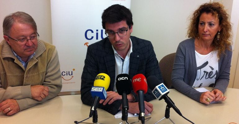 El president de CiU a l'Ajuntament de Lleida acompanyat dels regidors Paco Cerdà i Marta Gispert