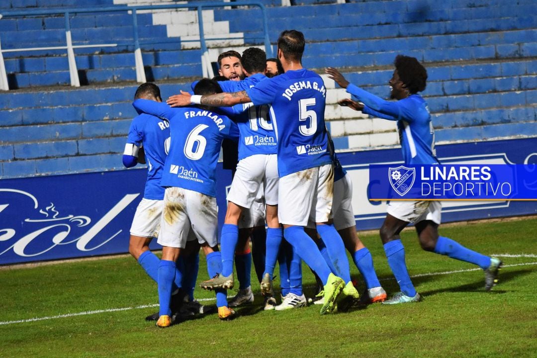 El Linares Deportivo celebra un gol.