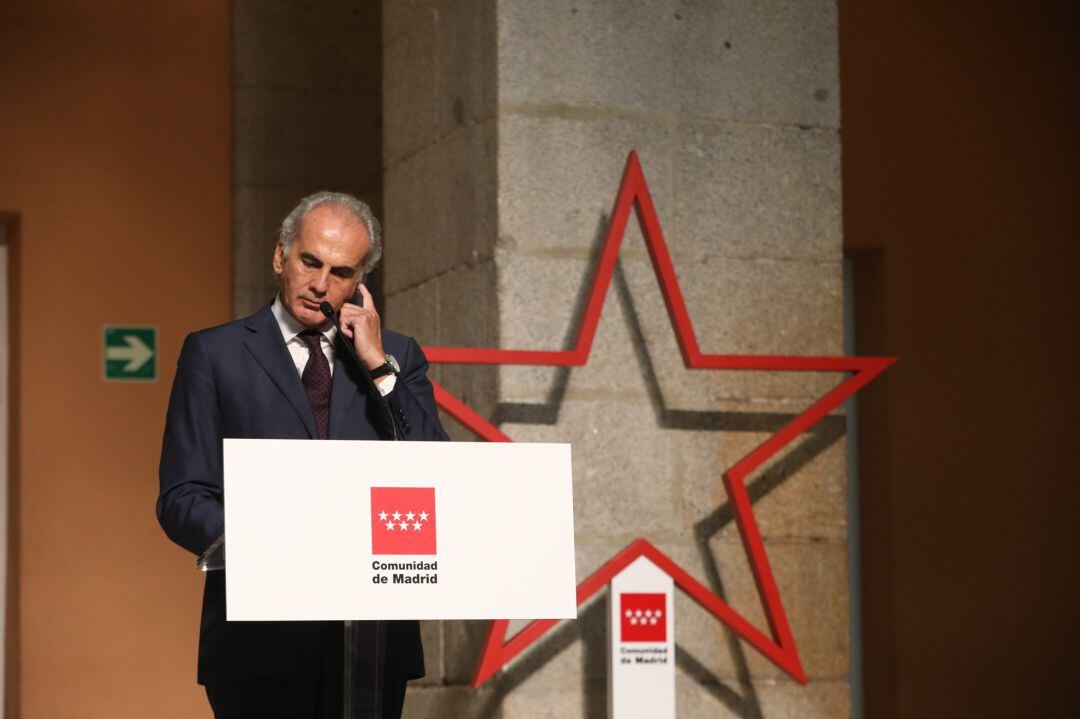 El consejero de Sanidad, Enrique Ruiz Escudero, comparece en rueda de prensa para detallar las nuevas medidas en la región ante el COVID-19, en la Real Casa de Correos, Madrid (España