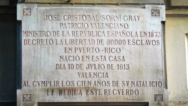 Luis Fernández, callejeando por la calle Sorní