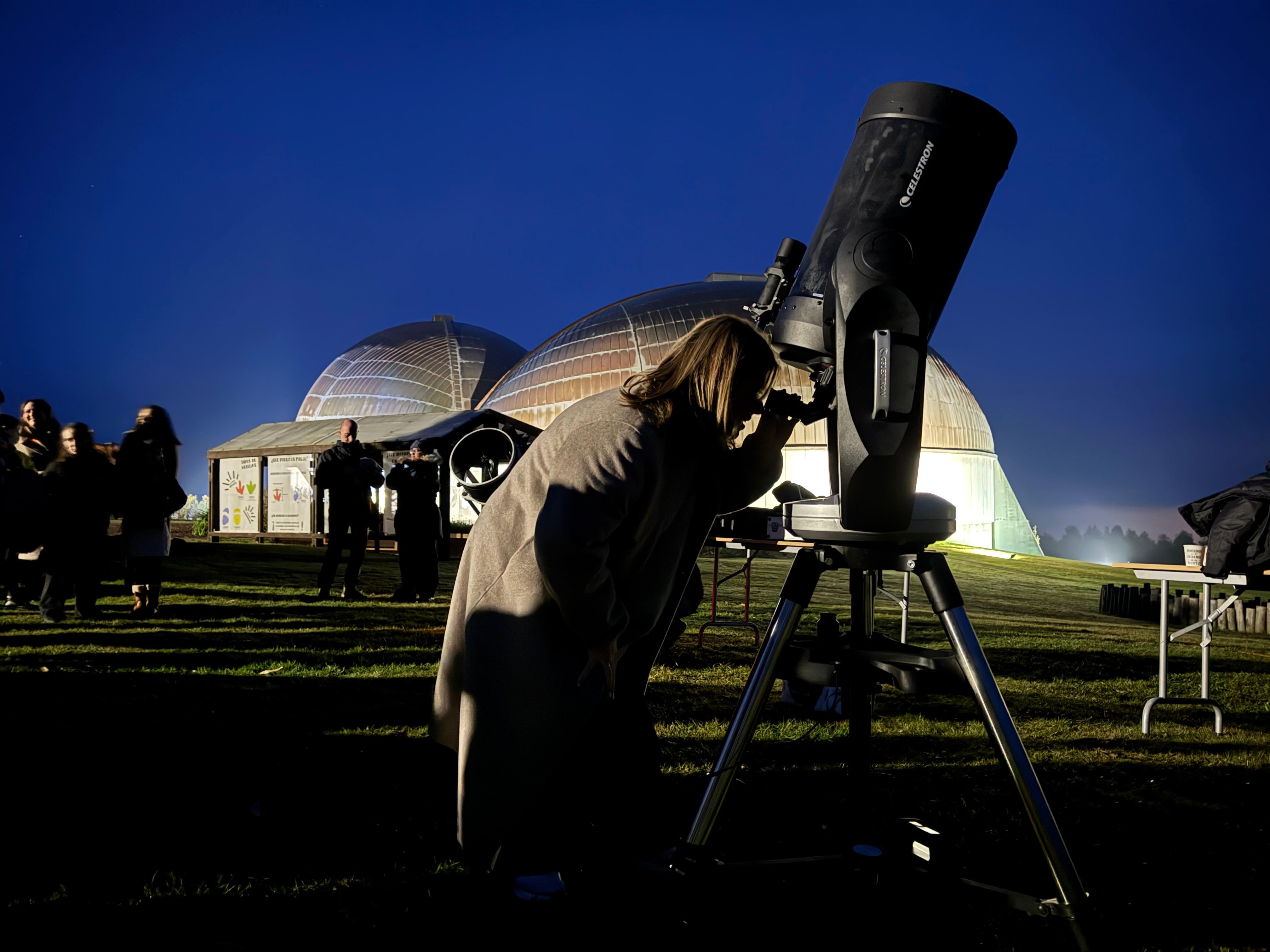 la consejera de Presidencia, Gimena Llamedo, participa en una observación astronómica en el Museo del Jurásico en Colunga.