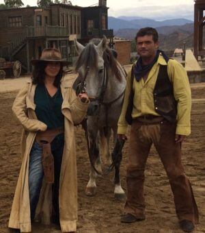 Paqui Ramos con un miembro de la banda de los James