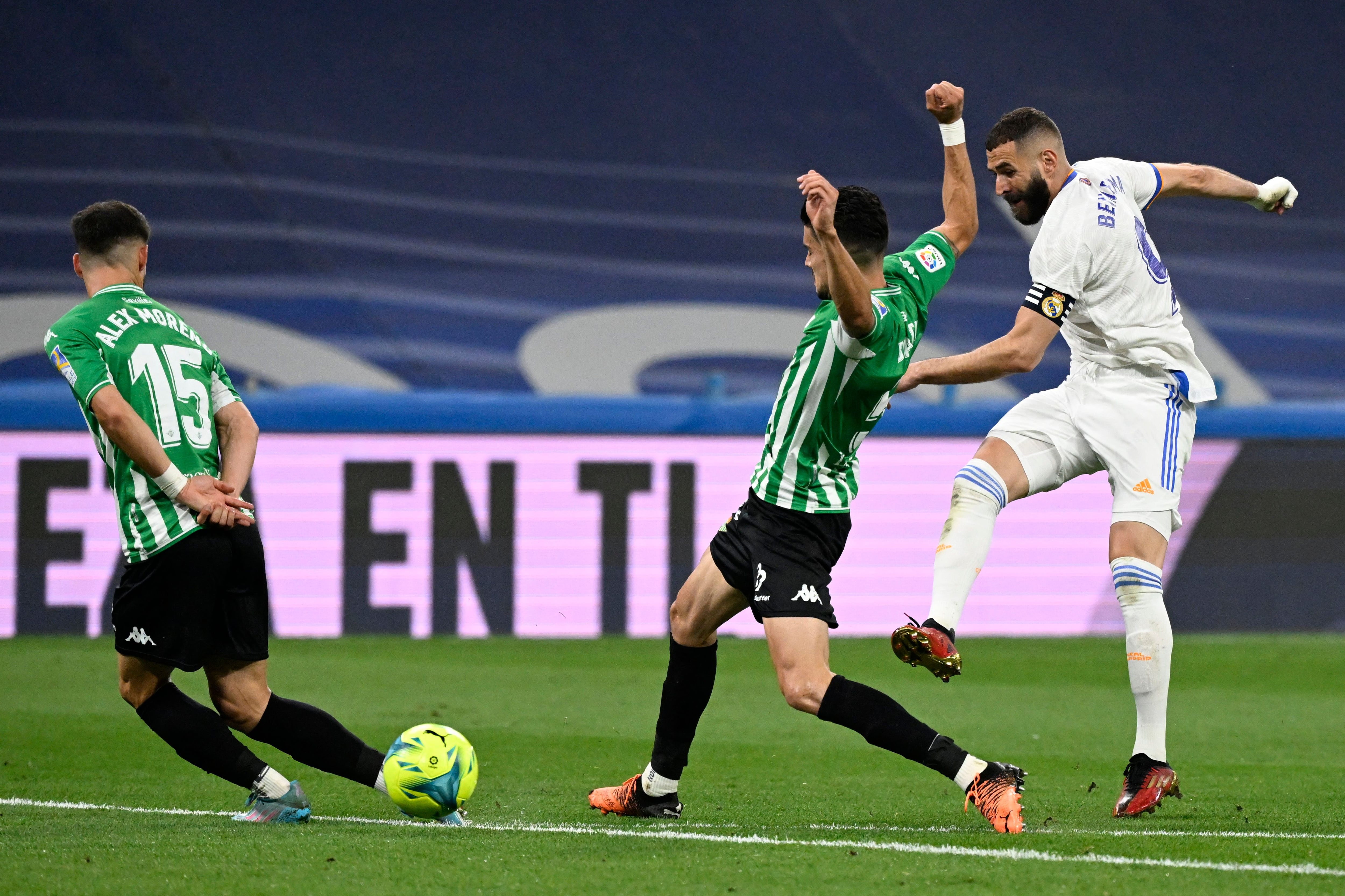 Benzema dispara en una ocasión del partido