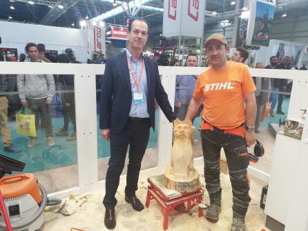 Josep Bressoli y &quot;Abel&quot; junto a uno de los modelados de STIHL