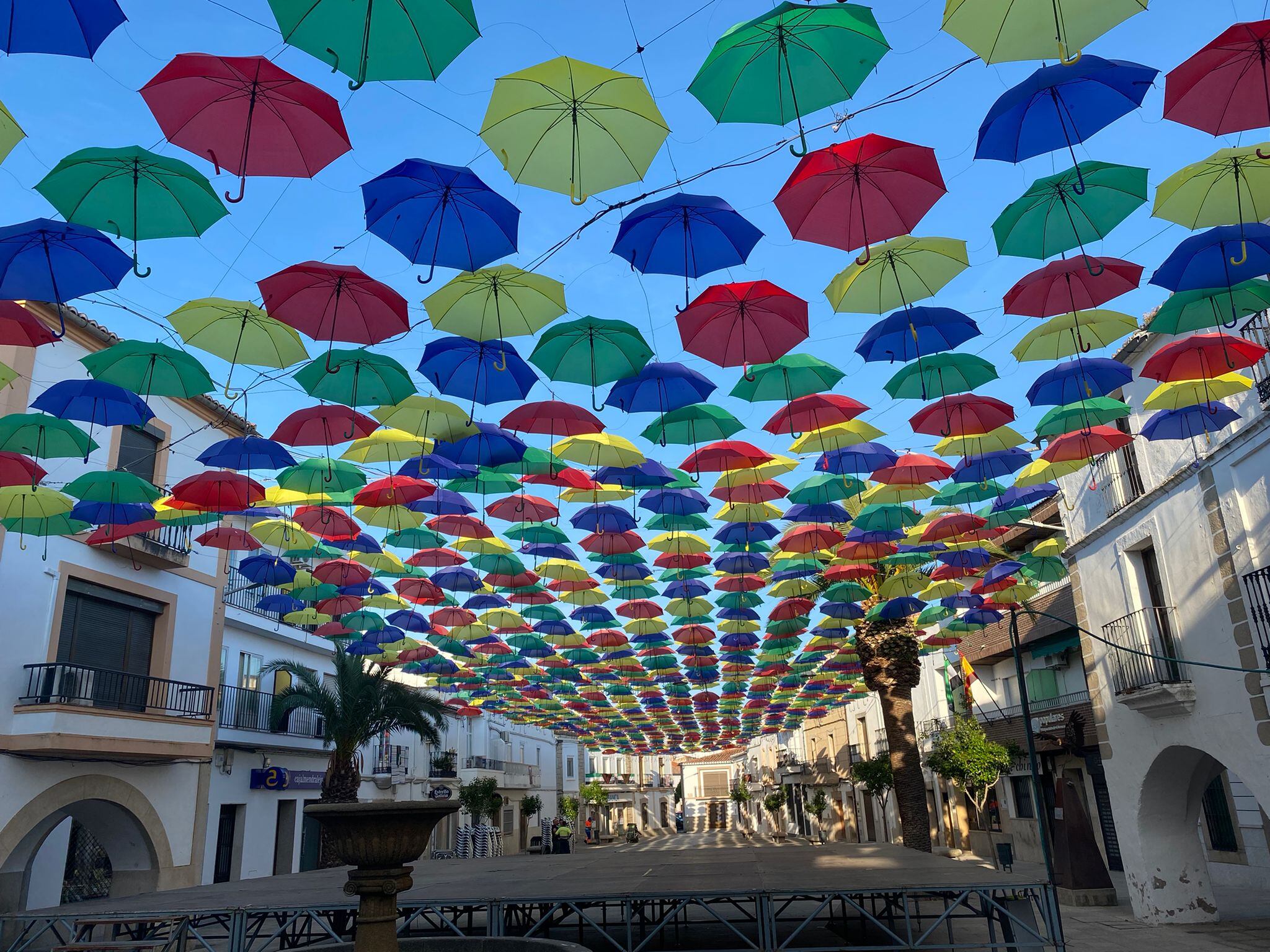 Plaza Mayor de Malpartida de Cáceres con los paraguas de colores