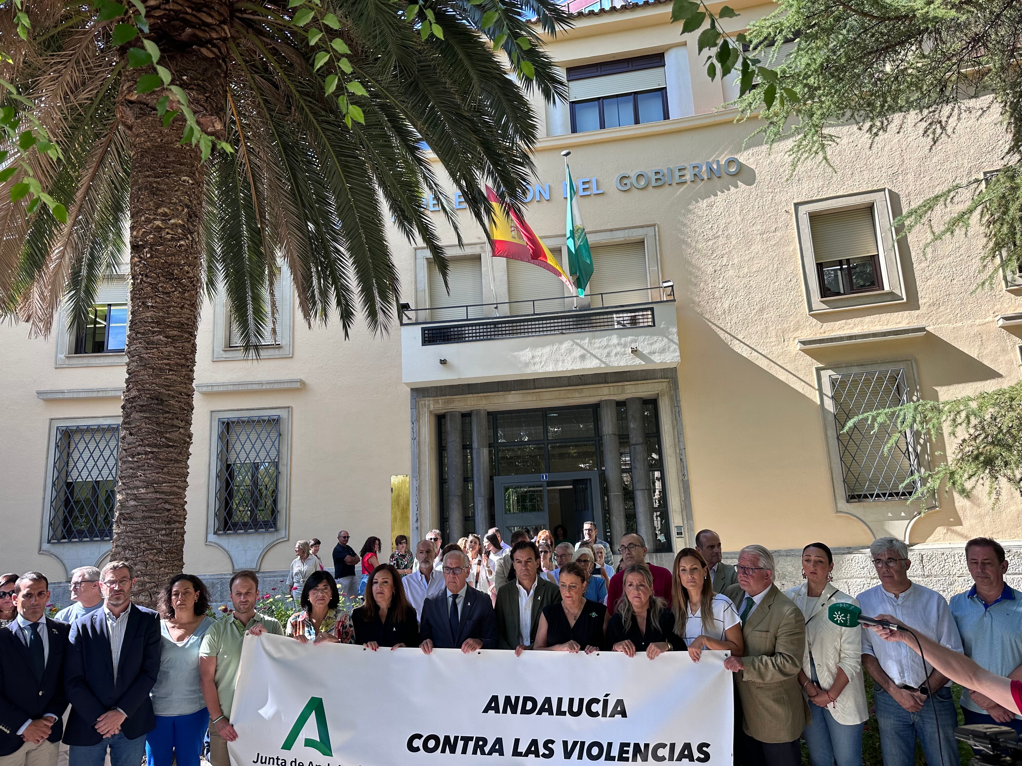 Minuto de silencio a las puertas de la Delegación del Gobierno Andaluz en Jaén.