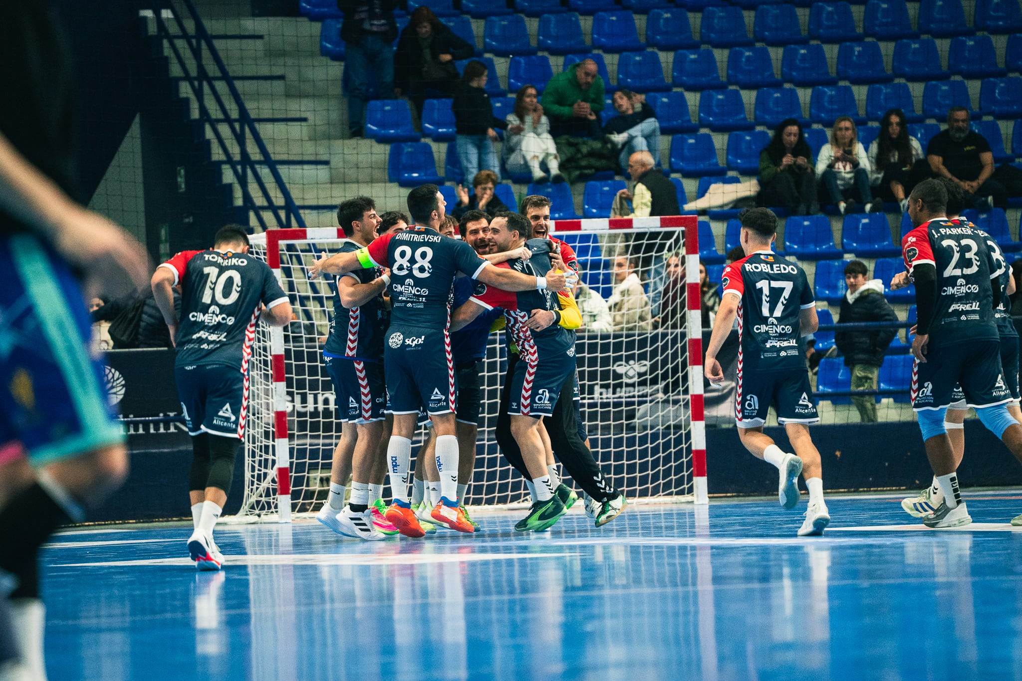 La plantilla del Horneo celebra la victoria frente a Puente Genil, en el Pitiu Rochel