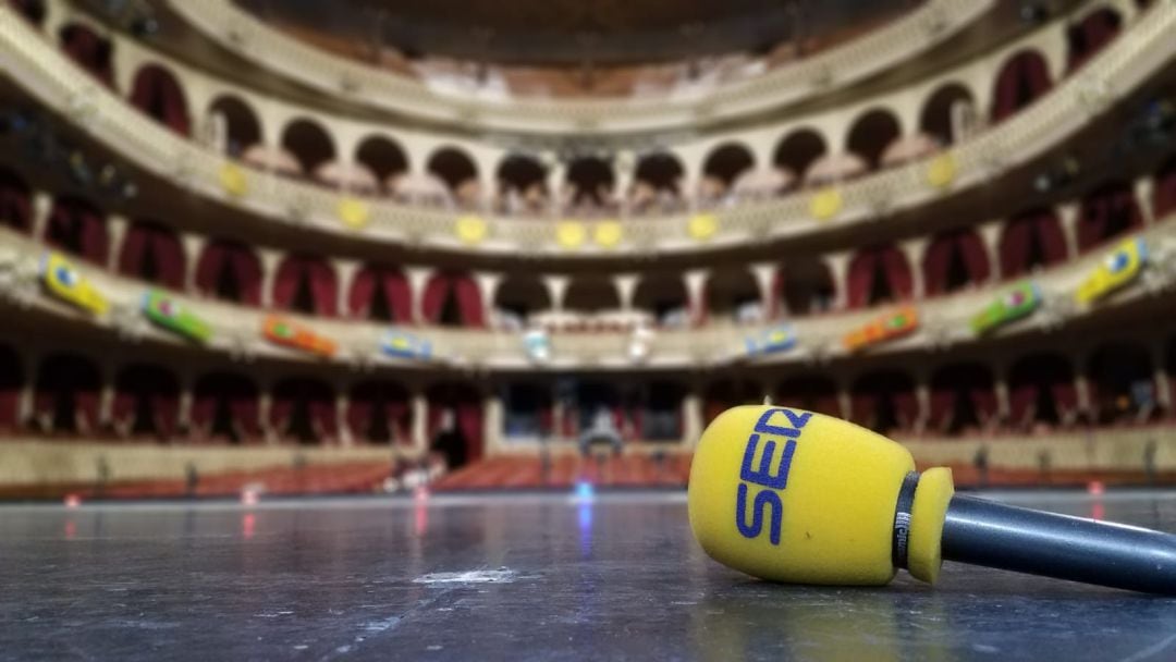 Micrófono de Radio Cádiz sobre las tablas del Gran Teatro Falla