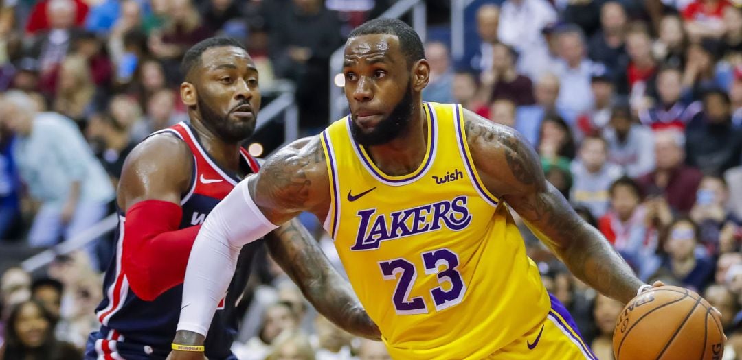 John Wall trata de defender a LeBron James