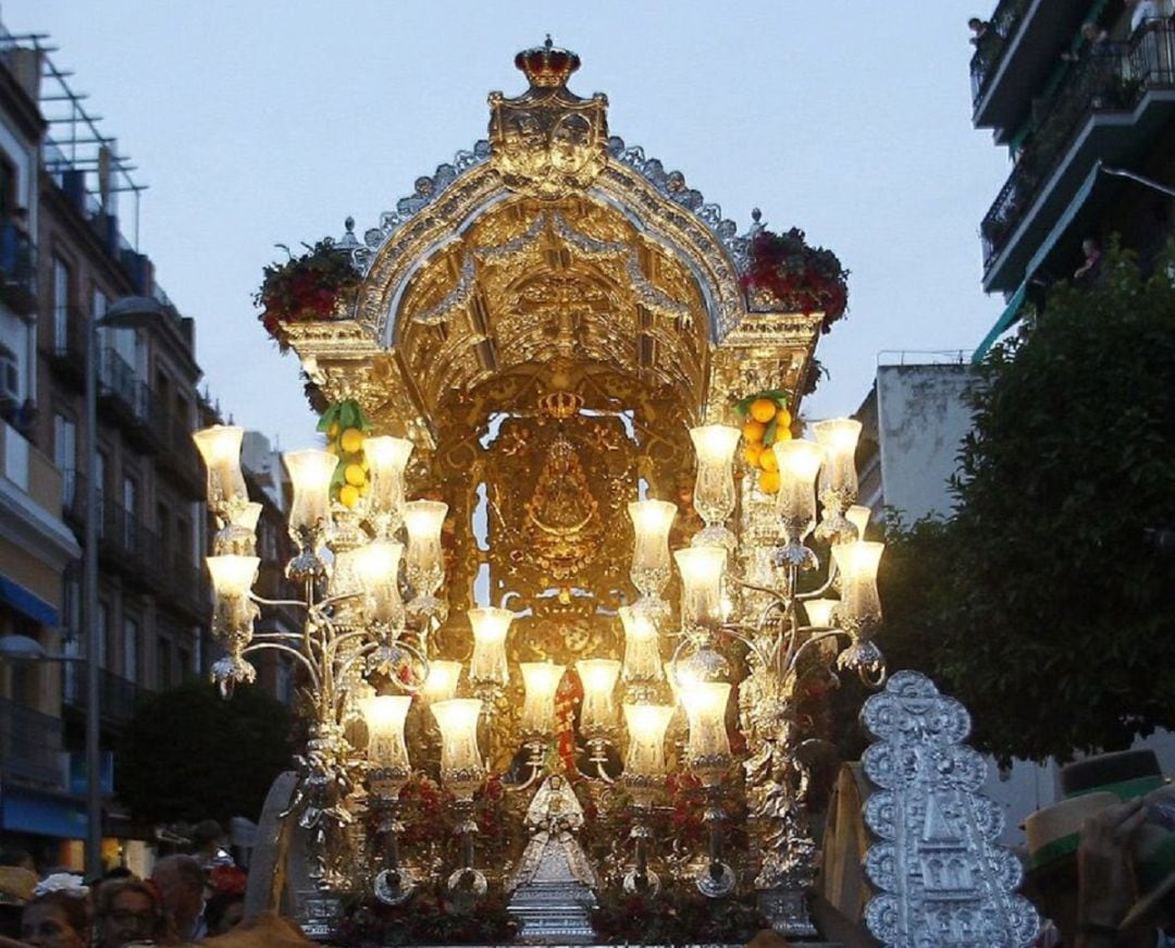 Imagen de archivo del Simpecado de Triana en su carreta de plata