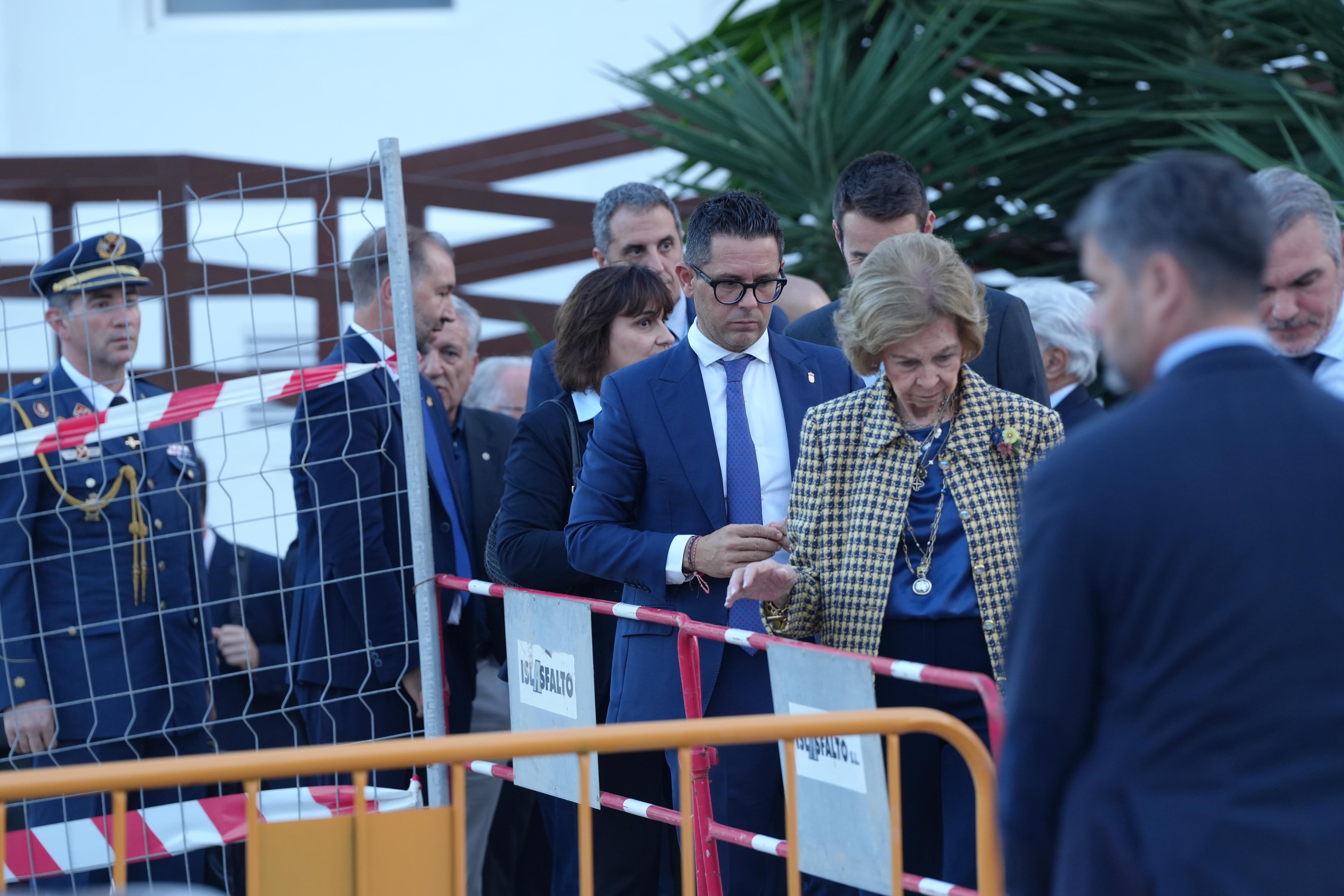 Triguero junto a la reina emérita en una visita a zonas afectadas por las lluvias torrenciales