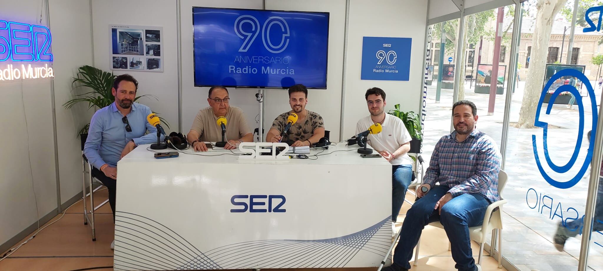 Jorge Fenor, Pepe Pallarés, Rubén González, Álvaro Miralles y Álvaro Galindo en el estudio 90 Aniversario de Radio Murcia en Alfonso X