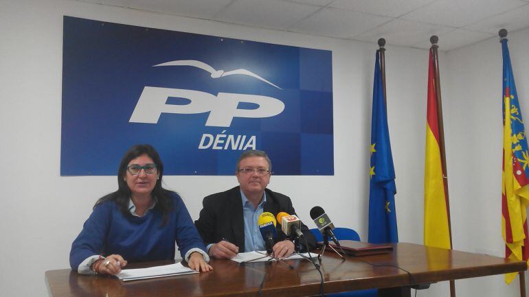 El diputado de Emergencias, Jaume Lloret junto a la presidenta de la gestora del PP de Dénia, María Mut.