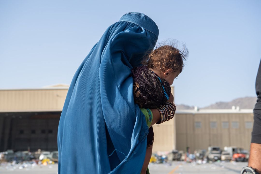 Una mujer con su hijo, en el aeropuerto de Kabul. 