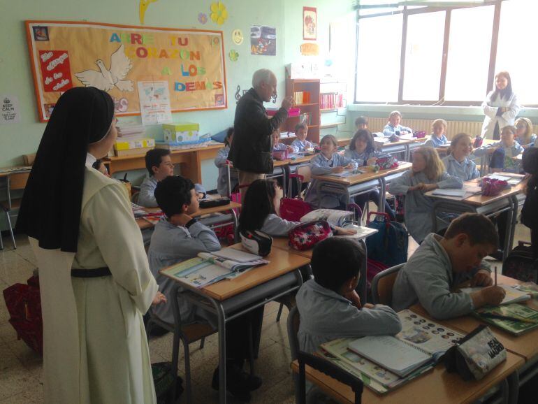 El delegado de la Junta, Luis Domingo González, visita el colegio Santo Domingo de Guzmán