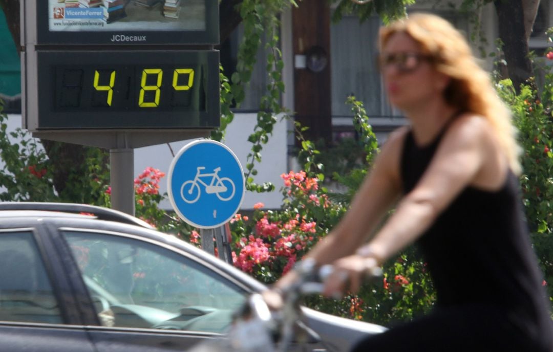 Termómetro en Sevilla que refleja las altas temperaturas durante la ola de calor