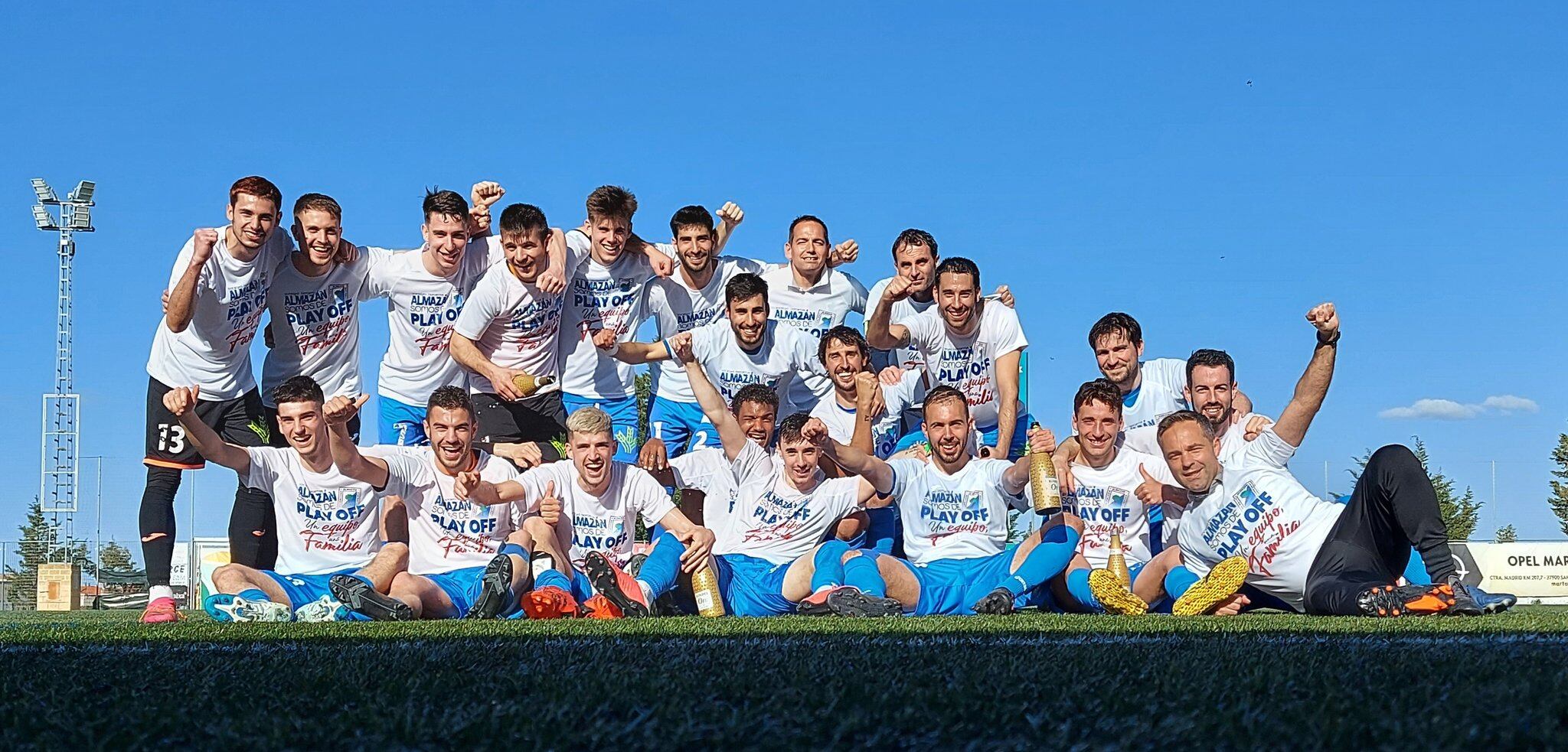 La plantilla del Almazán celebrando su clasificación para el play-off la pasada temporada.