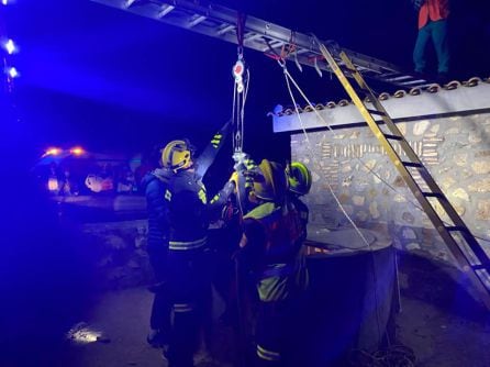 Imagen de los bomberos durante el rescate de los menores