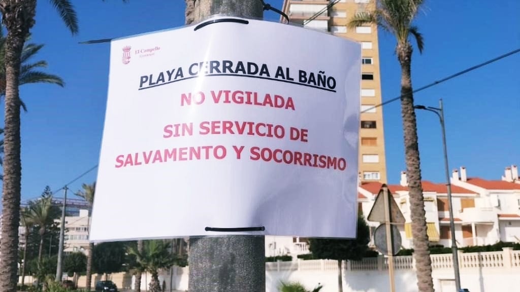 Imagen de archivo de un cartel en El Campello alertando del cierre al baño de la playa por la huelga de socorristas