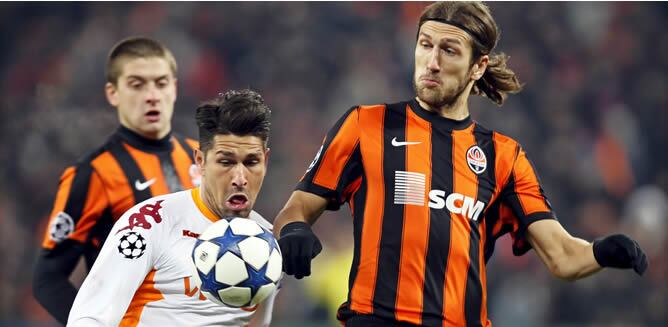 El delantero del AS Roma Marco Borriello (izda) y el defensa del Shakhtar Dmytro Chygrynskiy pelean un balón durante el partido de vuelta de octavos de final de la Liga de Campeones disputado hoy, martes 8 de marzo, en Donetsk (Ucrania)