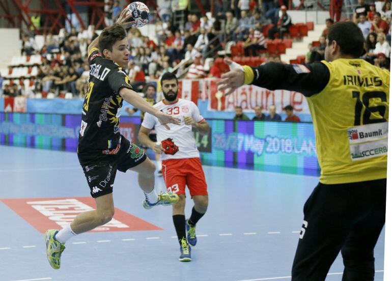 Gonzalo Pérez en un partido contra el Dinamo de Bucarest 