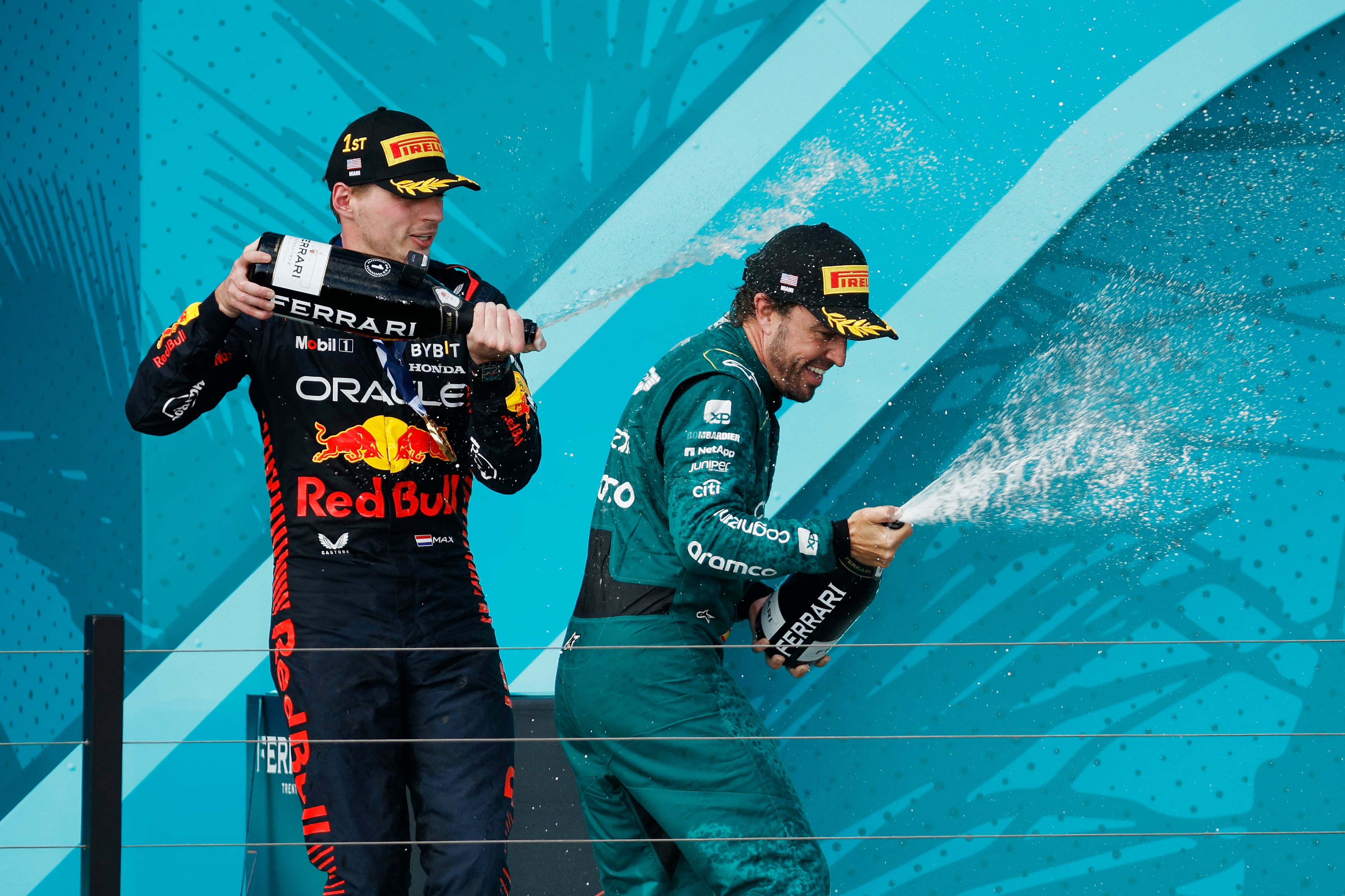 Max Verstappen y Fernando Alonso celebrando en el podium del Gran Premio de Miami.