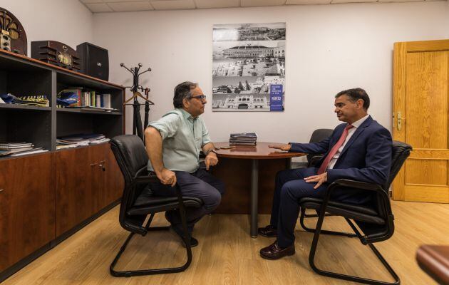 El director regional de la Cadena SER, Ángel Calamardo (i) con el delegado del Gobierno en Castilla-La Mancha, Manuel González Ramos (d) antes de comenzar la entrevista