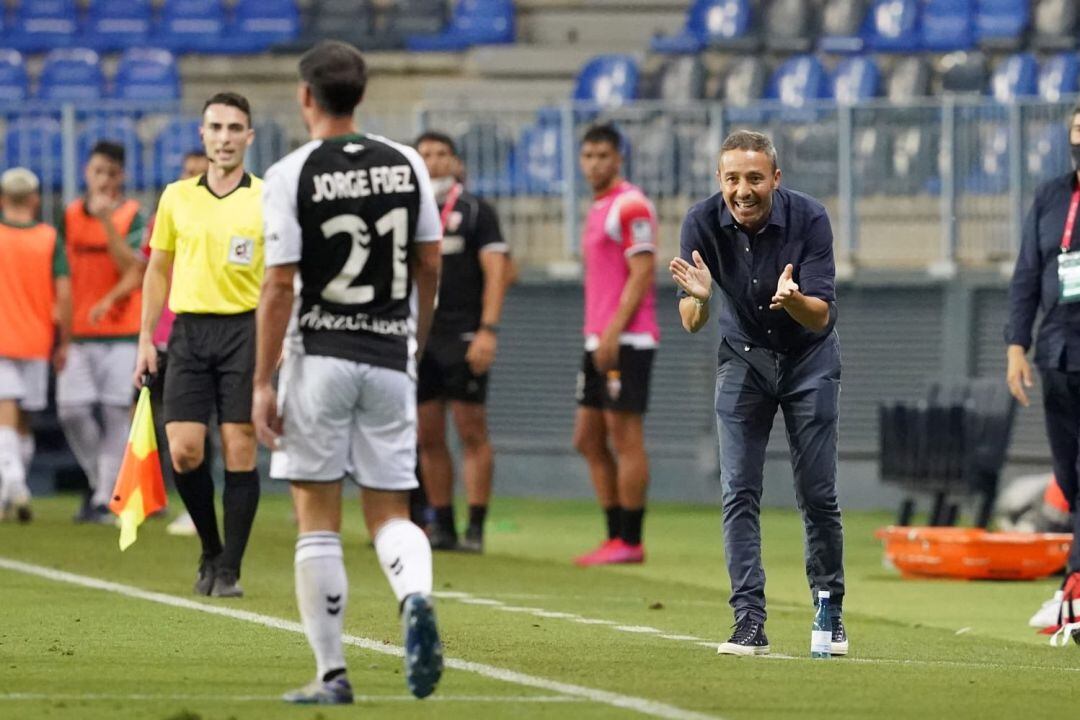 Óscar Cano anima a sus jugadores en el partido ante el Logroñés