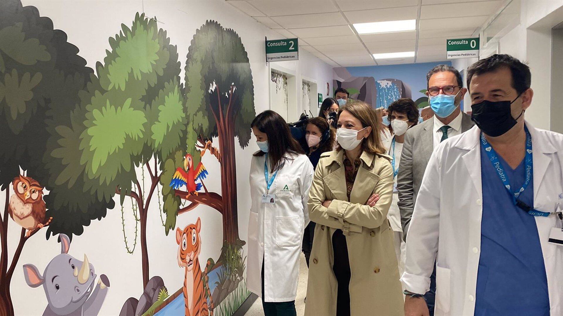 La delegada del Gobierno andaluz en Málaga, Patricia Navarro, en su visita a las urgencias del Hospital Materno Infanti