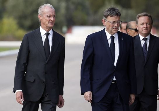 El ministro de Defensa, Pedro Morenés, y el president de la Generalitat, Ximo Puig, a su llegada al funeral del soldado Aarón Vidal López, fallecido en Irak el pasado jueves en un accidente de tráfico, que ha acogido hoy la base General Almirante de Marin