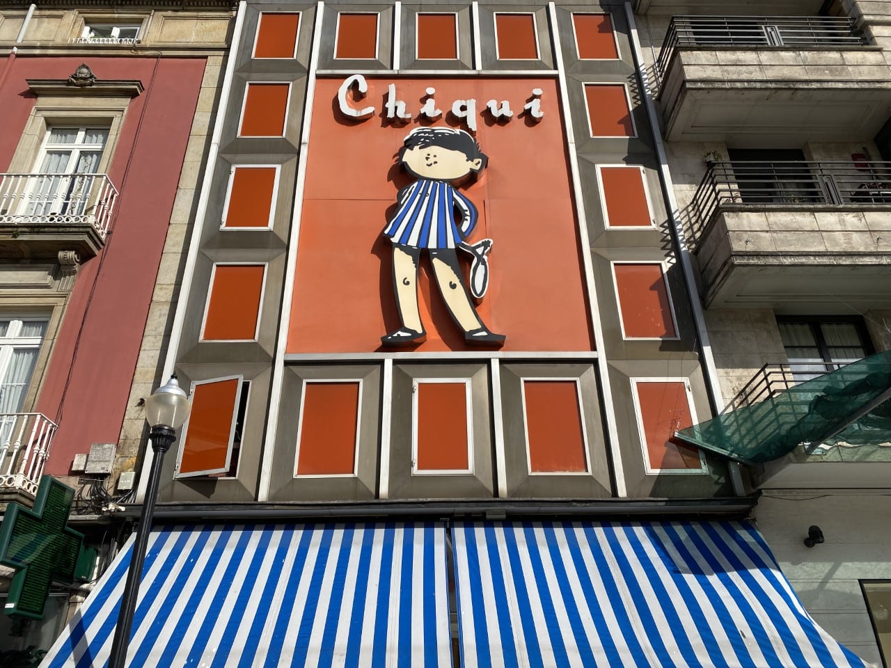 Fachada de Chiqui en Gijón.