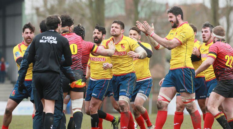 Los jugadores españoles, indignados durante el partido ante Bélgica