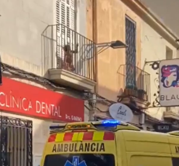 Imágenes del niño desnudo llorando en un balcón de Badalona.