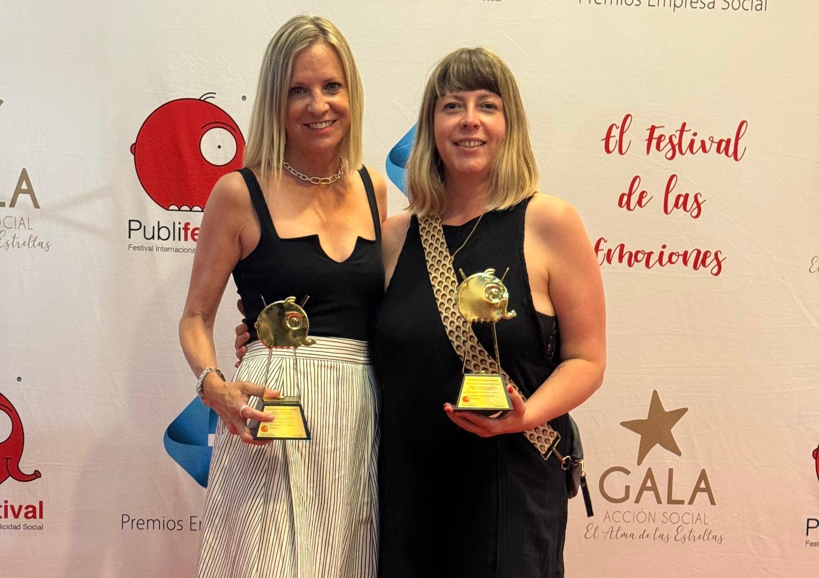 Nuria Mur y Sara Palacino, tras recoger el galardón publicitario