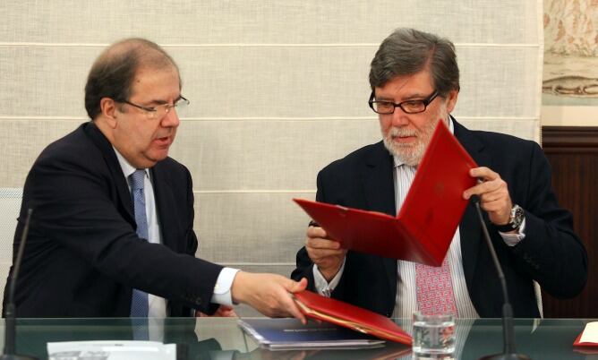 El presidente de la Junta de Castilla y León, Juan Vicente Herrera, y el presidente de los empresarios, Santiago Aparicio, en la firma de un acuerdo
