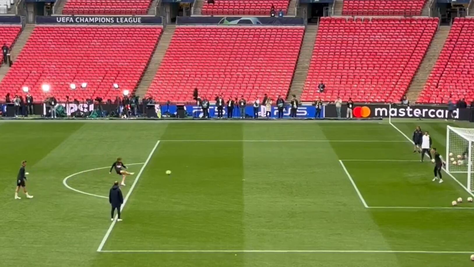 Kroos y Modric practican tiros en el último entrenamiento del alemán con la camiseta del Real Madrid