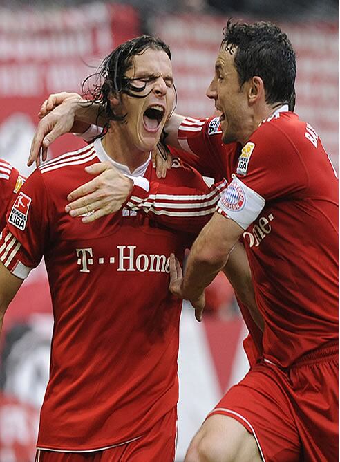 Daniel van Buyten y Mark van Bommel celebran el gol que da la victoria a su equipo, el Bayern de Múnich