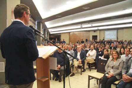 Francisco Miralles se dirige a los asistentes en el acto de presentación como candidato a las municipales de Villacarrillo