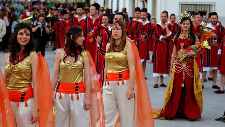 Desfile de Moros y Cristianos en las fiestas de Benamaurel (Granada)