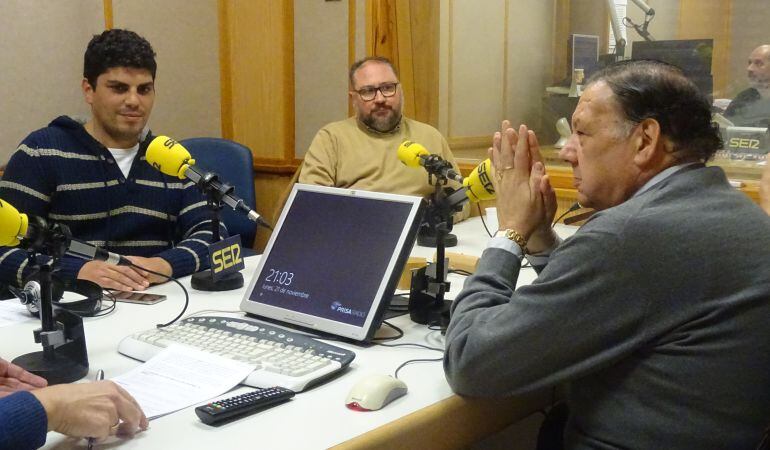 De izquierda a derecha, Carlos de Paz, teniente de hermano mayor de Los Gitanos; Manolo Romero, contertulio de CRuz de Guía; y Pepe Moreno Vega, hermano mayor de Los Gitanos